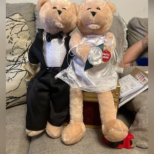 2 talking bears, one dressed as a groom and the other as a bride/good condition